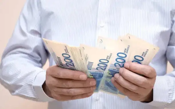 Izraıl shekeli dollarǵa qatysty sońǵy 8 jyldaǵy eń tómengi deńgeıge jetti