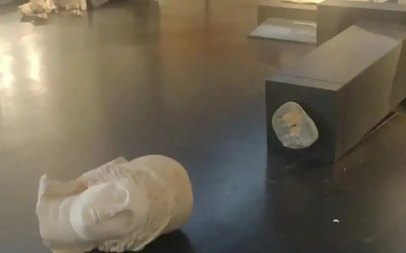 Қадимги Рим ҳайкалларини вайрон қилган америкалик сайёҳ ҳибсга олинди