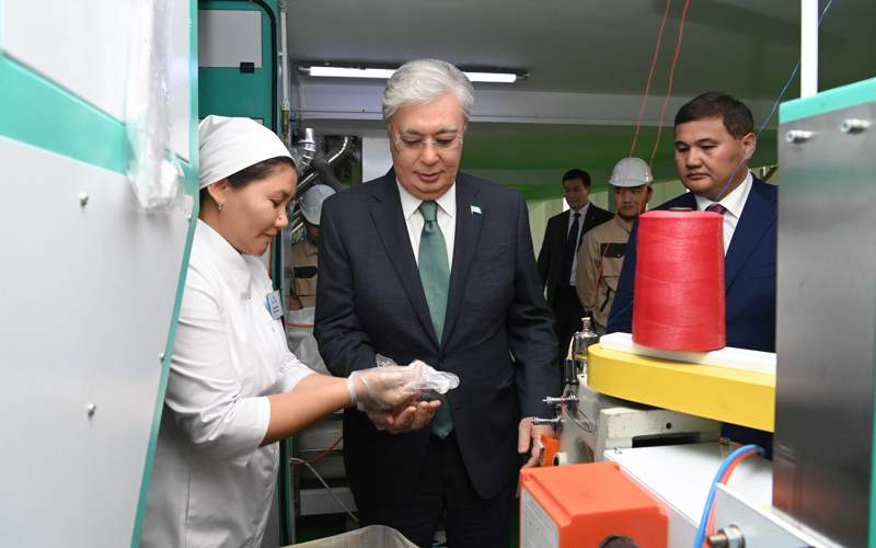 Касым-Жомарт Токаев ознакомился с работой рисового завода «Алтын Орда» президент