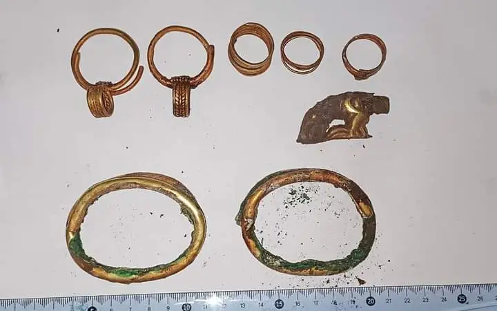 Атырау облысында ежелгі қорғаннан алтыннан жасалған әшекейлер табылды