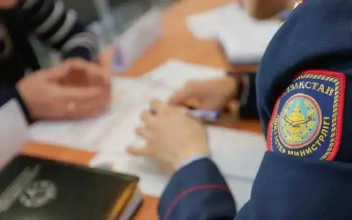 Ножницы вонзились в голову: клиентка напала на сотрудницу турфирмы в Алматы