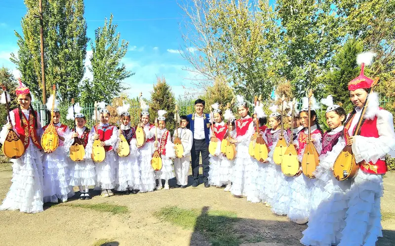 Домбристы, домбра, казахский национальный костюм