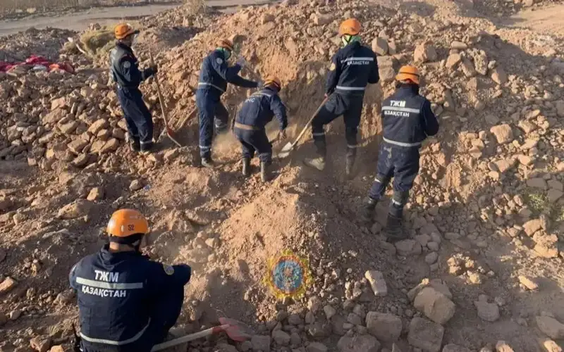 Афғонистондаги қозоғистонлик қутқарувчилар вайроналар остидан боланинг жасадини топди
