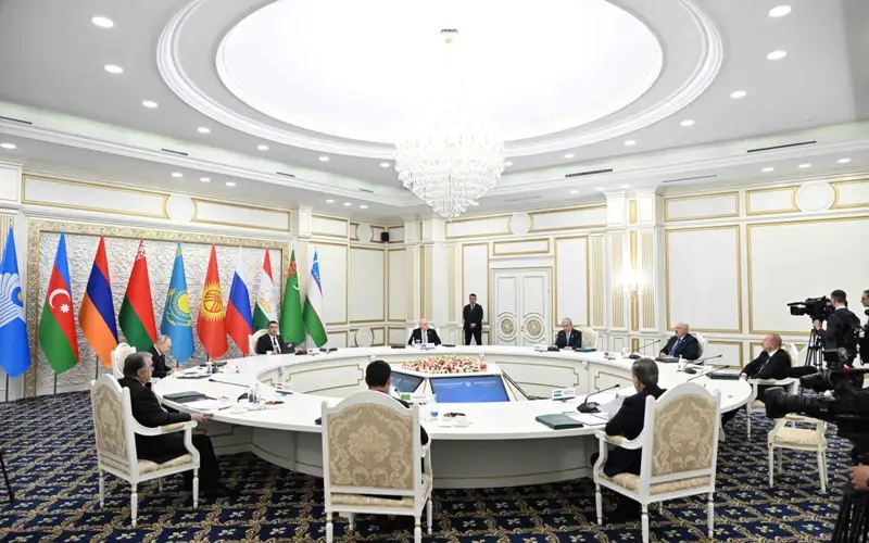 Prezıdent TMD-ǵa múshe memleketterdiń aýmaǵy arqyly ótetin kúre joldardy ózara ushtastyrý tujyrymdamasyn ázirleýdi usyndy. Onyń pikirinshe, bul qujat Eýrazııa keńistigindegi Dostastyq elderiniń múddelerin eskeretin jańa tranzıttik-logıstıkalyq kodqa aınalady.  Qasym-Jomart Toqaev azyq-túlik qaýipsizdigin qamtamasyz etý máselesin kelesi basymdyq retinde atap ótti.   «Anaǵurlym ónimdi ári ekologııalyq taza aýyl sharýashylyǵyn damytý úshin ózara yqpaldastyqty kúsheıtkenimiz jón. Ozyq tájirıbemen bólisip, óndiris pen ótkiziletin ónim arasyndaǵy tizbekti jolǵa qoıý, sondaı-aq fıtosanıtarııalyq jáne veterınarlyq talaptardy ońtaılandyrý úshin qolaıly jaǵdaı jasaý qajet», – dedi Prezıdent.  Memleket basshysynyń aıtýynsha, klımattyń jahandyq deńgeıde ózgerýi elderimizdiń ornyqty damýyna aıtarlyqtaı qaýip tóndiredi.  «TMD-ǵa múshe birqatar memlekettiń aýmaǵynda qazirgi ekologııalyq ahýal nasharlap, shólge aınalý jáne sý qorynyń sarqylý jaǵdaıynda bul problemany eleýsiz qaldyrýǵa bolmaıdy. BUU baǵalaýyna sáıkes 2050 jylǵa qaraı klımattaǵy ózgeris saldarynan bes mıllıardtan astam adam sý tapshylyǵyna ushyraýy múmkin. Qazirdiń ózinde Ortalyq Azııa elderi Jer sharyndaǵy ortasha temperatýranyń kóterilýine baılanysty kúrdeli problemalarǵa tap bolyp otyr», – dedi Qasym-Jomart Toqaev.  Sonymen qatar Prezıdent elimizdiń atalǵan saladaǵy mańyzdy jobalary týraly málimet berdi.   Memleket basshysy kúsh-jiger jumyldyrmaı, Eýrazııa keńistigindegi ekologııalyq kataklızmderdiń saldaryn eńserý múmkin emes ekenin atap ótti. Sondaı-aq TMD aıasynda osy baǵyttaǵy konstrýktıvti qarym-qatynasty nyǵaıtý asa mańyzdy dep sanaıdy.