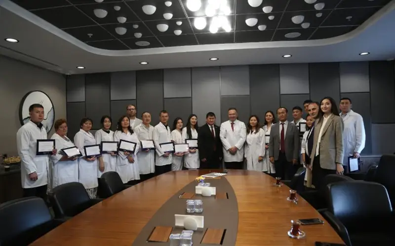哈萨克斯坦医生接受培训
