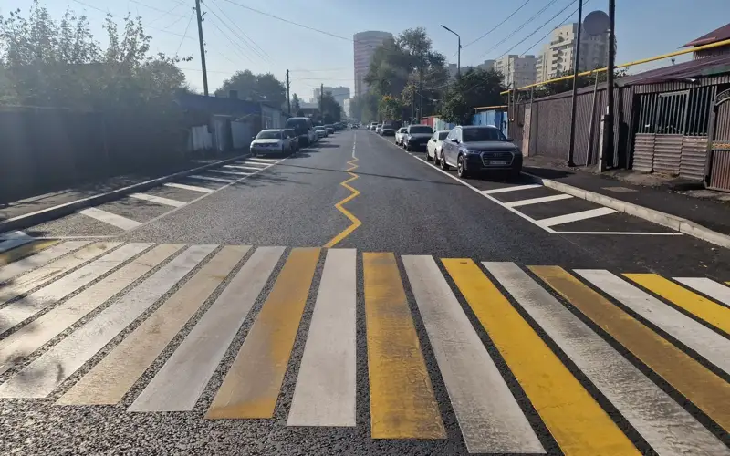 Алматыда жол қозғалысы ережелерінде жоқ жолақ пайда болды