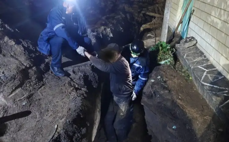  Pavlodarda sý qubyryn tartý kezinde úıindi astynda qalǵan adam kóz jumdy