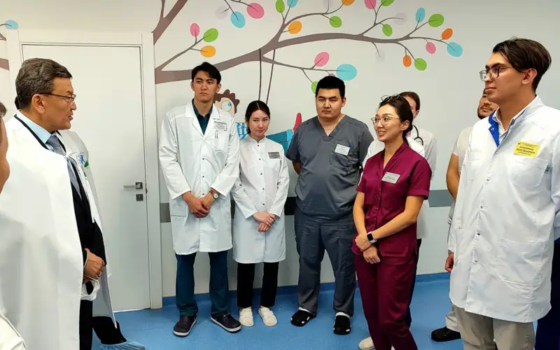 Аким СКО посетил больницы и встретился с врачами