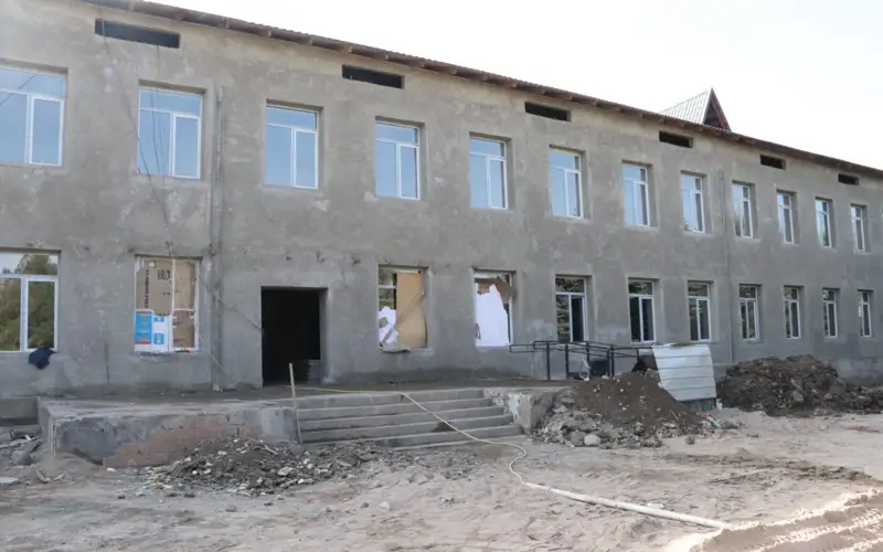 Almaty oblysynda 612 bala tozyǵy jetken mektepte oqýǵa májbúr