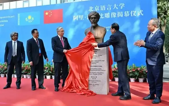 Почему Касым-Жомарт Токаев подарил КНР статую аль-Фараби - ChinaNews