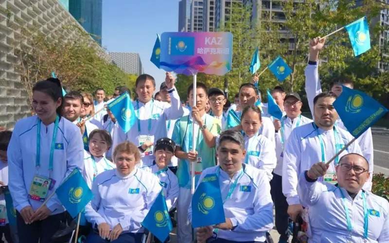 Параосиё ўйинлари: Ханчжоуда Қозоғистон Байроғи кўтарилди Қозоғистон байроғи