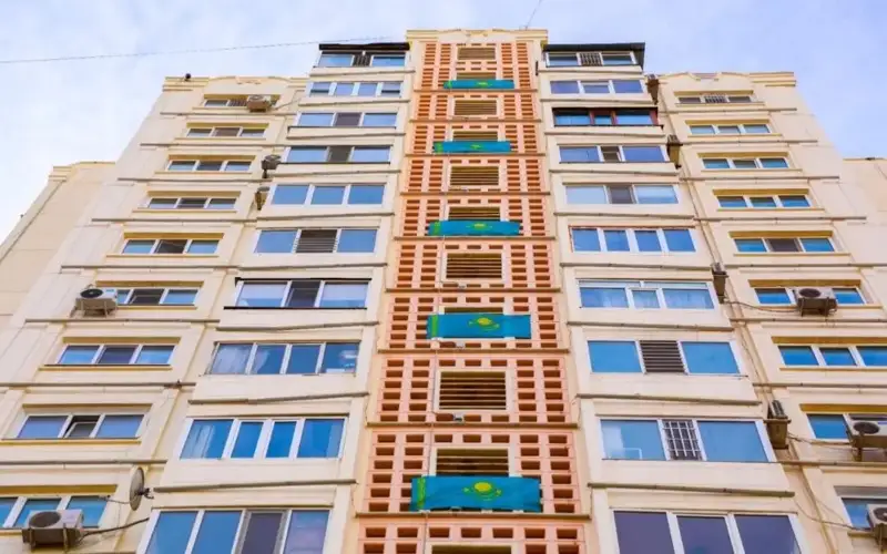 Елордада Республика күні қарсаңында ғимараттарға 1000-нан астам ту ілінді