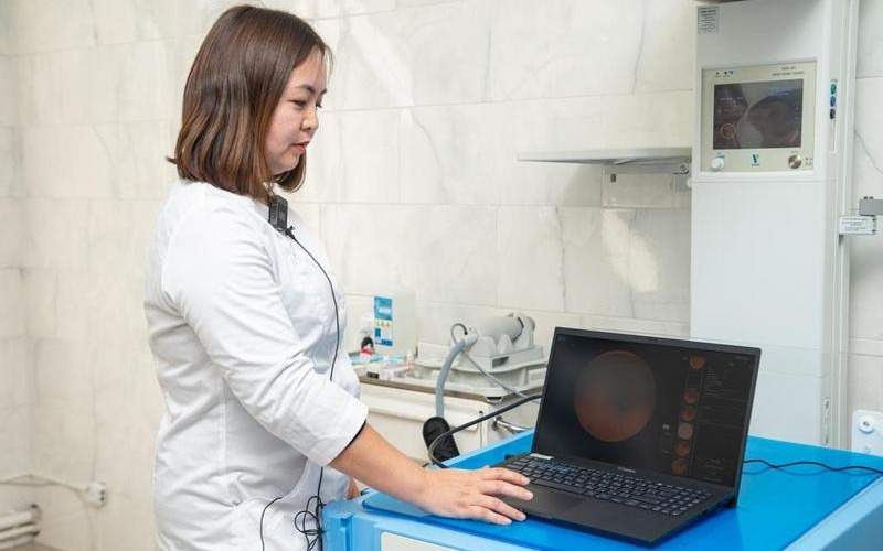 С помощью ретинальной камеры выявили заболевания глаз у 106 новорождённых в Карагандинской области новорожденные