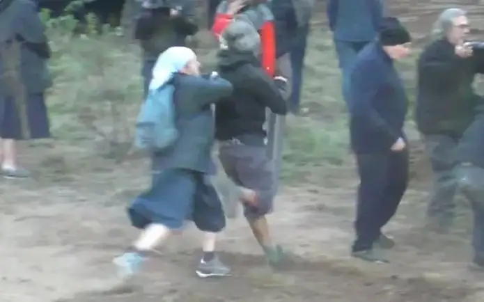 Монахини подрались с экоактивистами во Франции