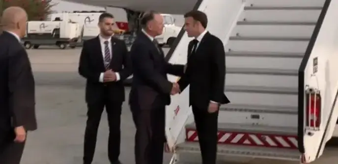 Эмманюэль Макрон Тель-Авивга етиб келди