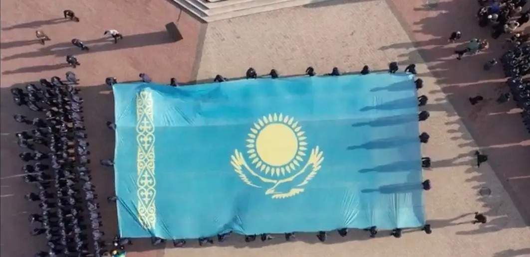 20-meter flag raised in Karaganda in honor of Republic Day