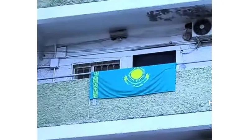 Ақтау тұрғындары Республика күніне орай балконына ту ілді