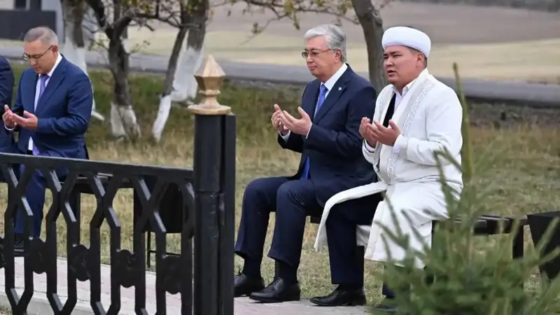 Kassym-Jomart Tokayev pays tribute to Shokan Ualikhanov