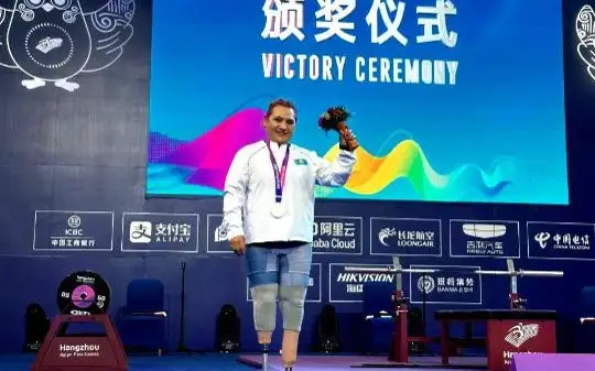 哈萨克斯坦选手获得亚残会举重项目银牌