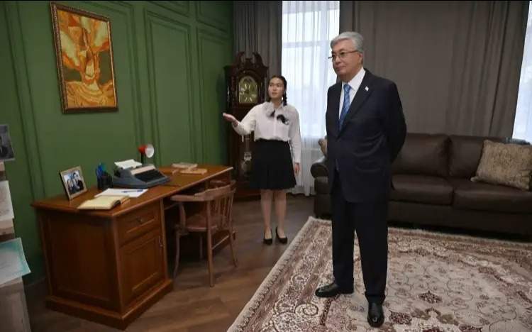 Президент Кемел Тоқаев номидаги мактаб ва жорий йилда қурилган амбулаторияни бориб кўрди Тоқаев