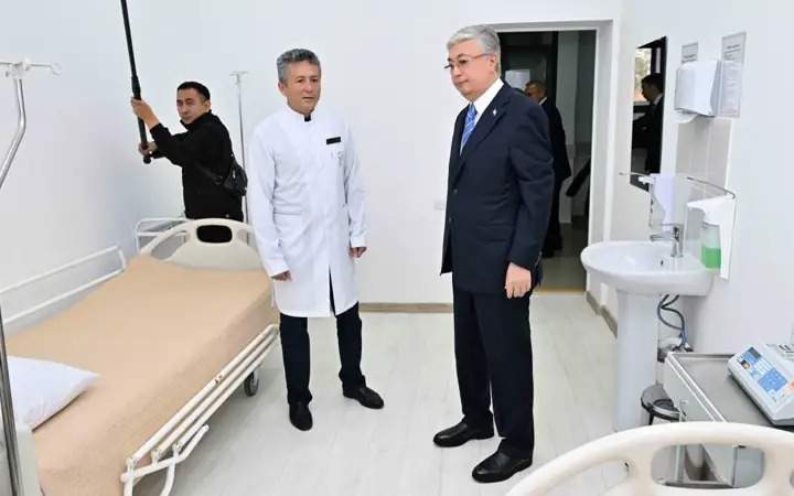 Президент Кемел Тоқаев номидаги мактаб ва жорий йилда қурилган амбулаторияни бориб кўрди Тоқаев