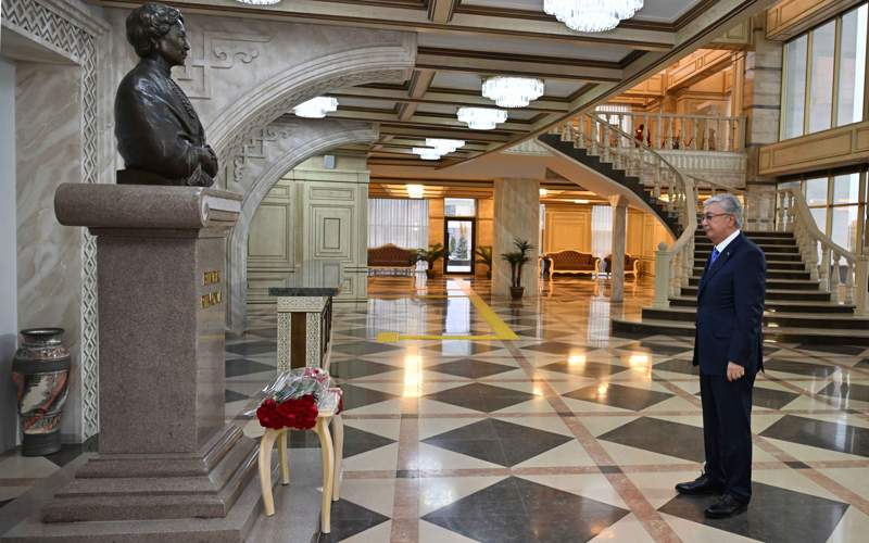 总统参观塔勒德库尔干戏剧院 总统参观塔勒德库尔干戏剧院