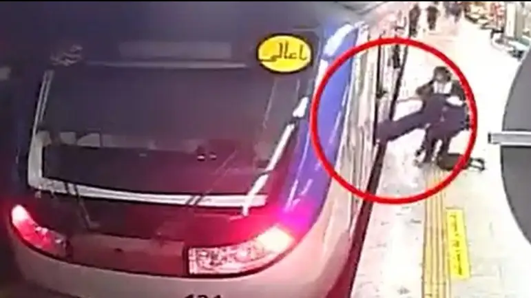 кадр из видеозаписи камер видеонаблюдения, опубликованных властями Ирана, на которых видно, как девушку без сознания вытаскивают из поезда метро.