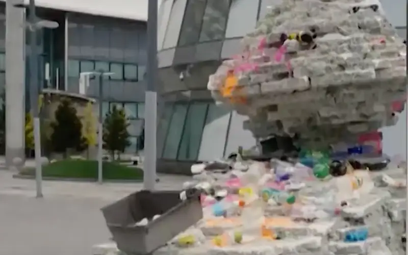 Мини-версия «Жумбактаса» с мусором появилась в Астане