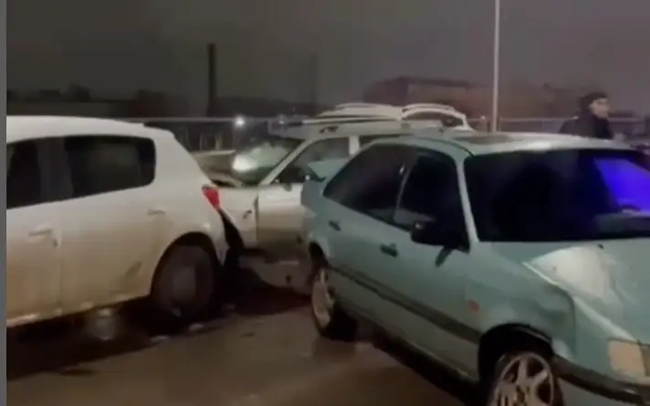 12 автомашин столкнулись из-за гололеда в Актобе