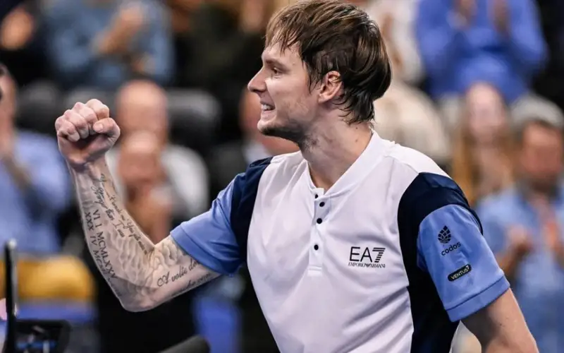 Александр Бублик успешно стартовал на турнире в Париже