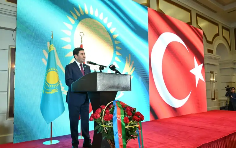 Májilis tóraǵasy Prezıdenttiń Túrkııa halqyna arnalǵan 100 jyldyq mereıtoımen quttyqtaýyn oqyp berdi