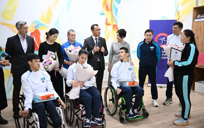 Маулен Ашимбаев встретился с паралимпийской командой Казахстана по бочча