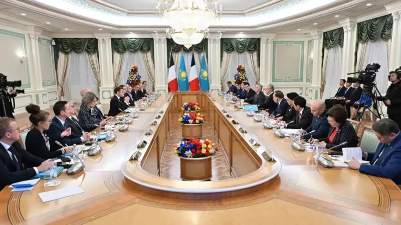 Қасим-Жомарт Тоқаев ва Эммануэль Макрон кенгайтирилган таркибда музокара ўтказди