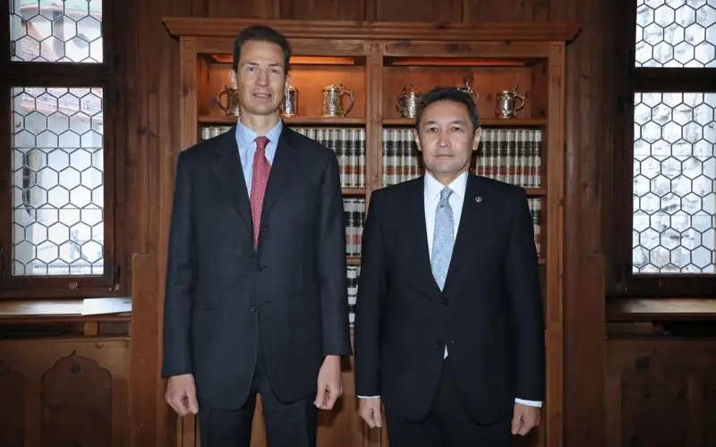哈萨克斯坦大使向列支敦士登王储递交国书
