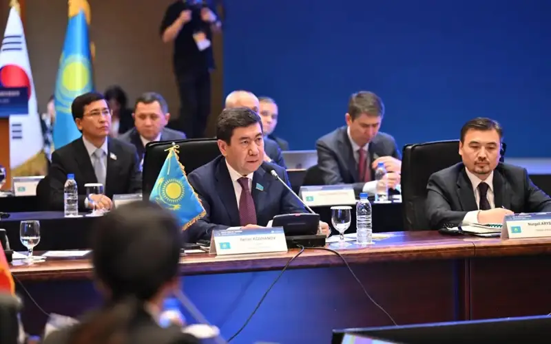 Мәжілістің отырысы қаза тапқан кеншілерді бір минуттық үнсіздікпен еске алудан басталды 