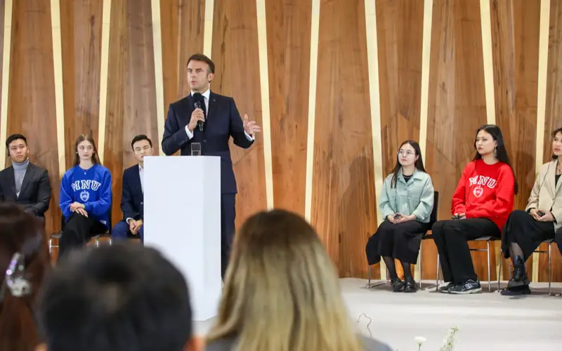 Emmanıýel Makron Maqsut Narikbayev University Halyqaralyq jýrnalıstıka mektebiniń stýdentterimen kezdesti