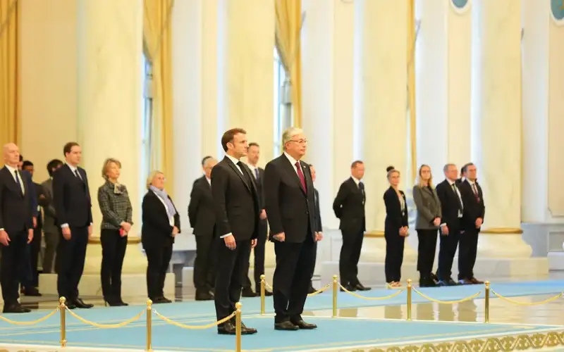 Kassym-Jomart Tokayev greets Emmanuel Macron in Akorda  