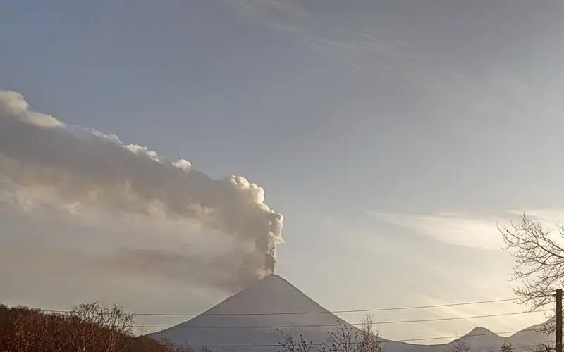 Пепел на высоту до 10 км выбросил вулкан на Камчатке