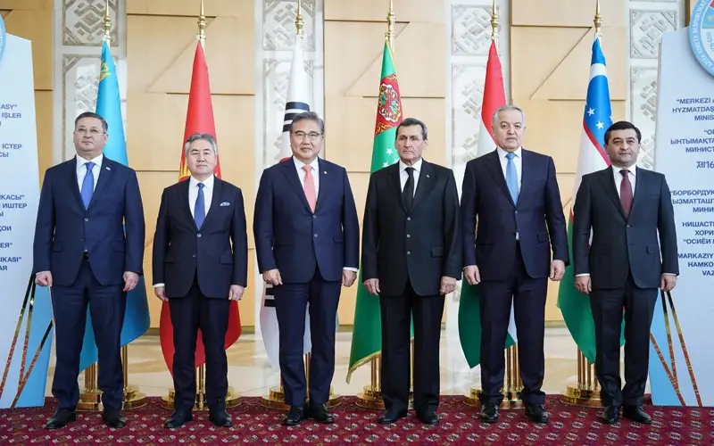 South Korean Foreign Minister Park Jin (3rd from L) poses for photo with Central Asian foreign ministers