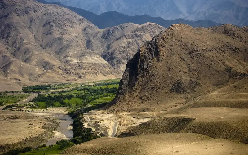 Afghan gov't to build shelters for returned refugees