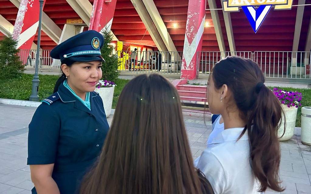 Екі студент қыдырып жүр