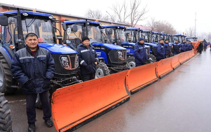 Свыше 300 единиц спецтехники задействуют для уборки снега в Караганде спецтехника