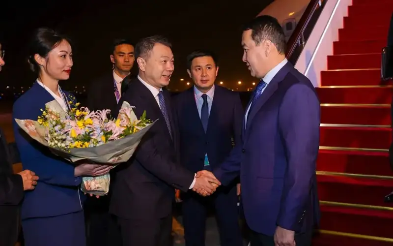Kazakh PM arrives in China