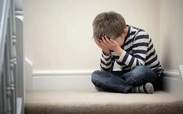 Almaty oblysynda er adam 7 jastaǵy balany zorlady degen kúdikpen qamaýǵa alyndy
