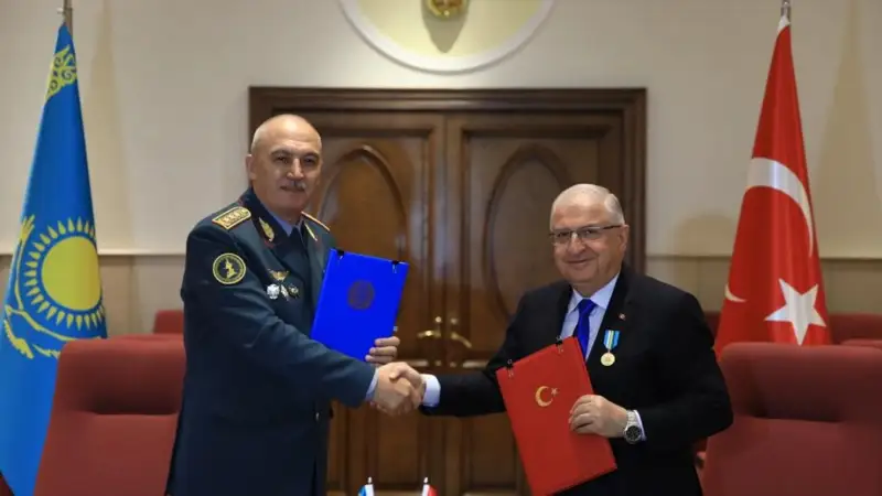 Қорғаныс министрі Руслан Жақсылықов  