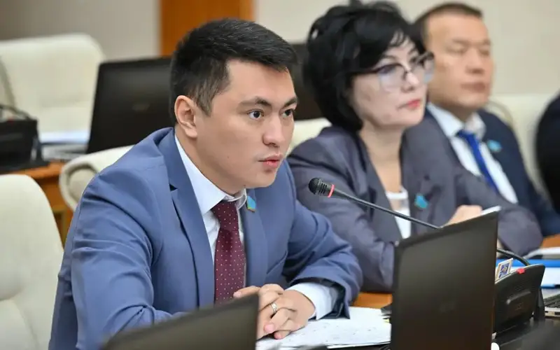 داۋلەت مۇقايەۆ 