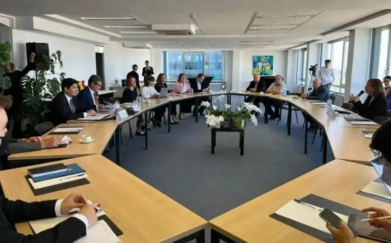 Referendýmda  qazaqstandyqtarǵa «AES-ti kim salý kerek?» degen suraq qoıyla ma