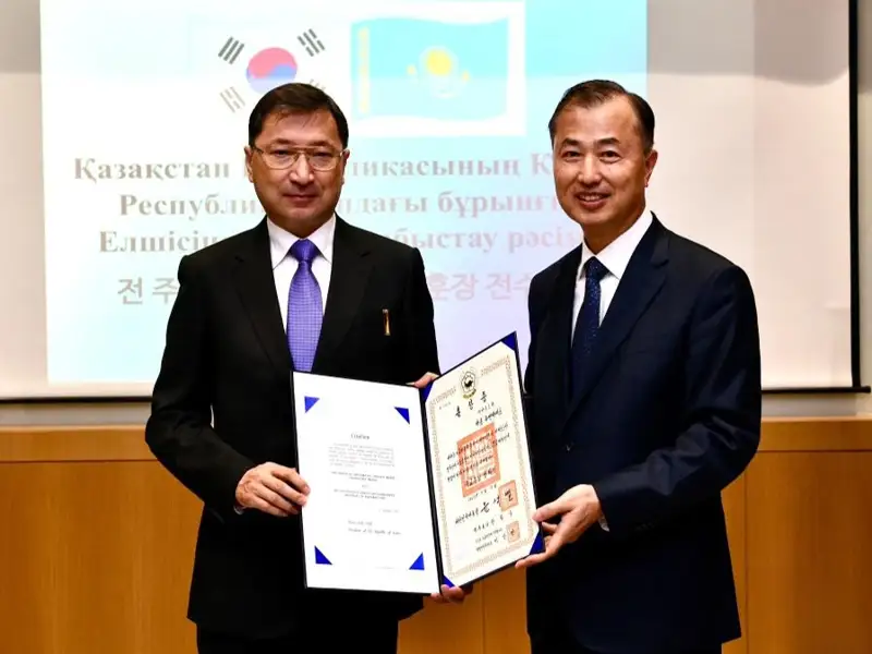 哈萨克斯坦外交官获大韩民国外交贡献勋章”