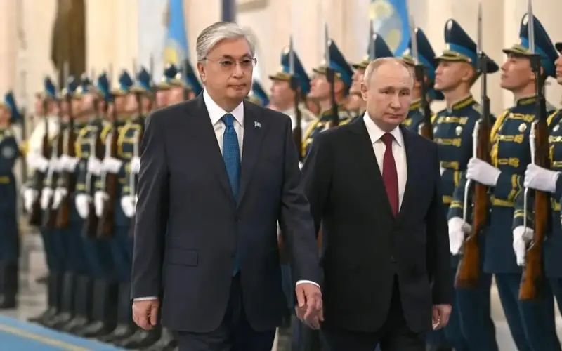 Tokayev greets Putin in Akorda