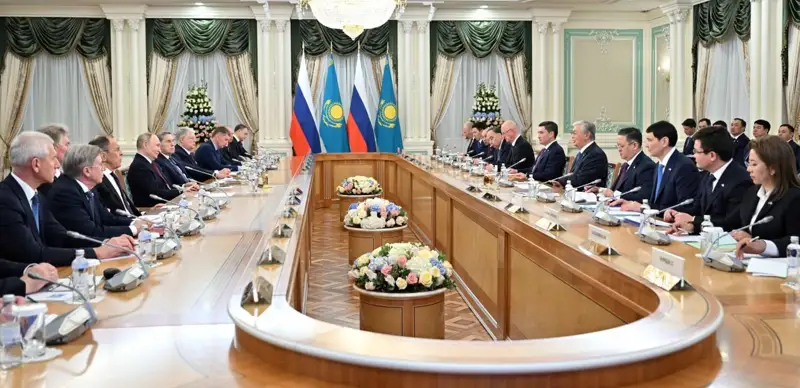 Глава государства провел переговоры с Президентом России в расширенном составе